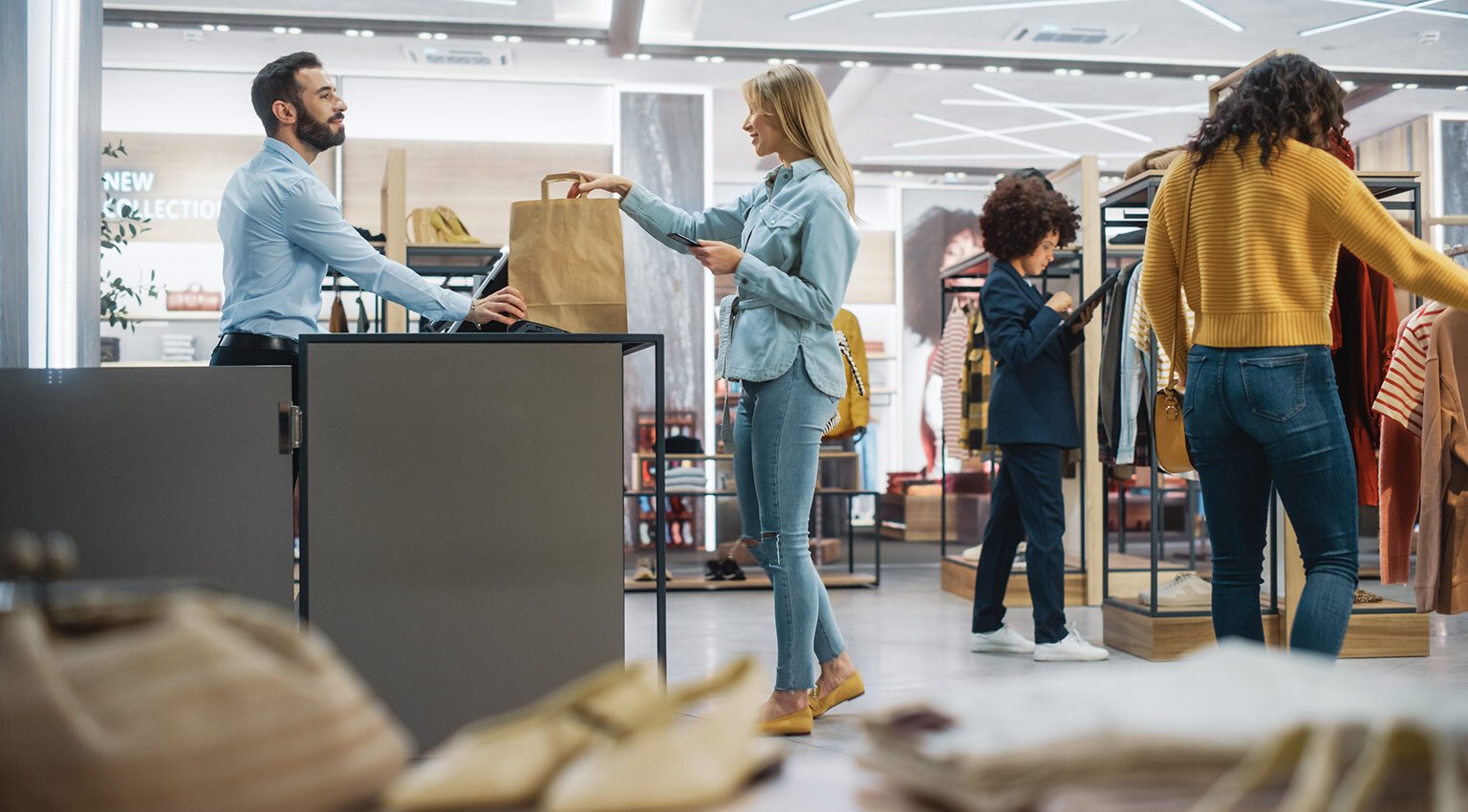 Online shopping with AI assistance